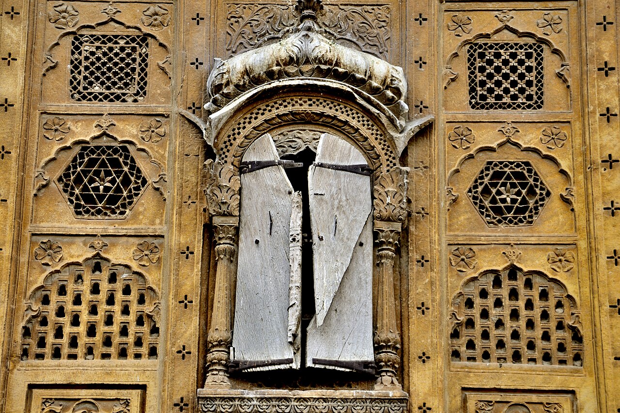 Ornate yellow sandstone jali lattice and balconies on Patwon Ki Haveli in Jaisalmer